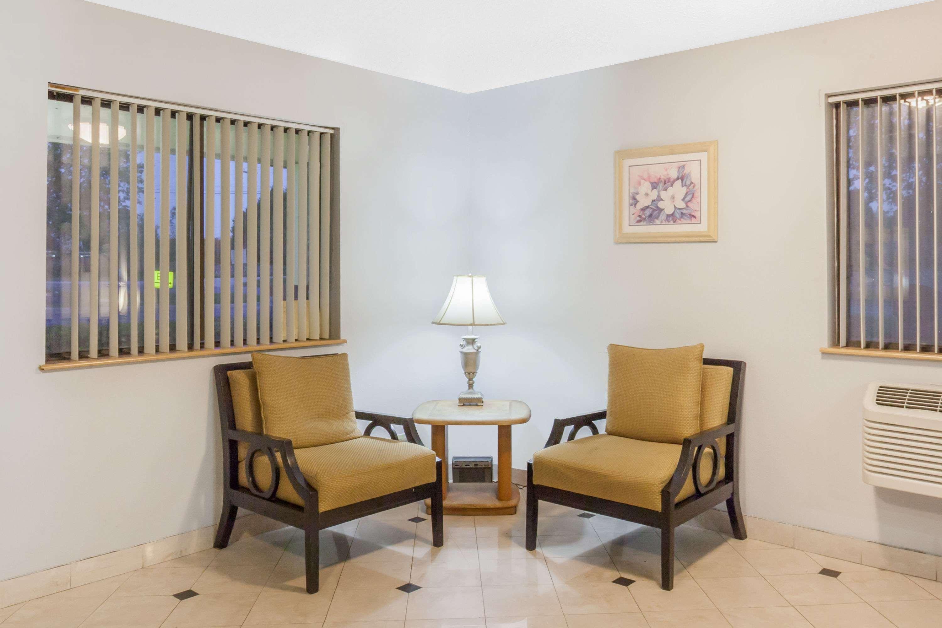 Super 8 By Wyndham Charlotte/Amusement Park Area Hotel Bagian luar foto